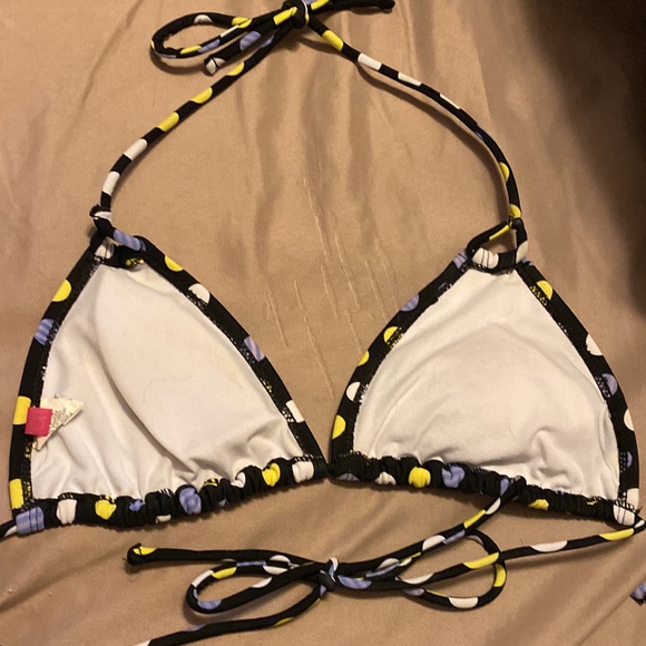 Very cute bikini! - Picture 3 of 7